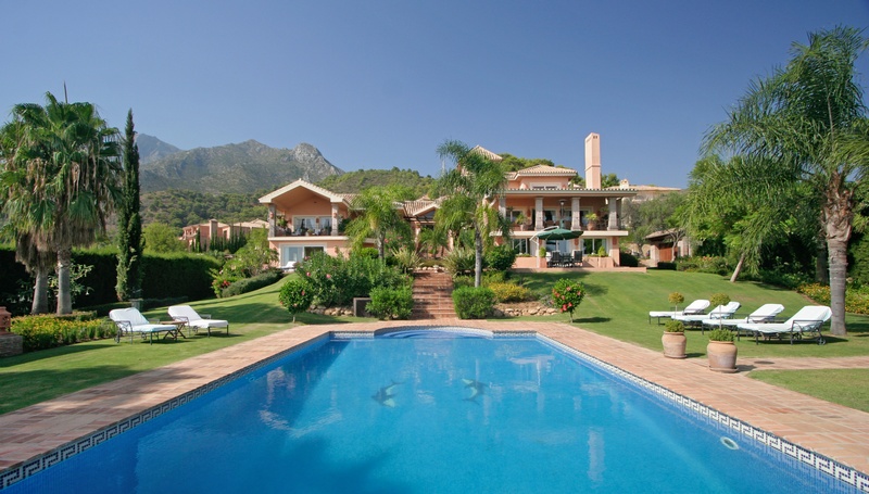 Outstanding Hillside Home in Cascada de Camojan