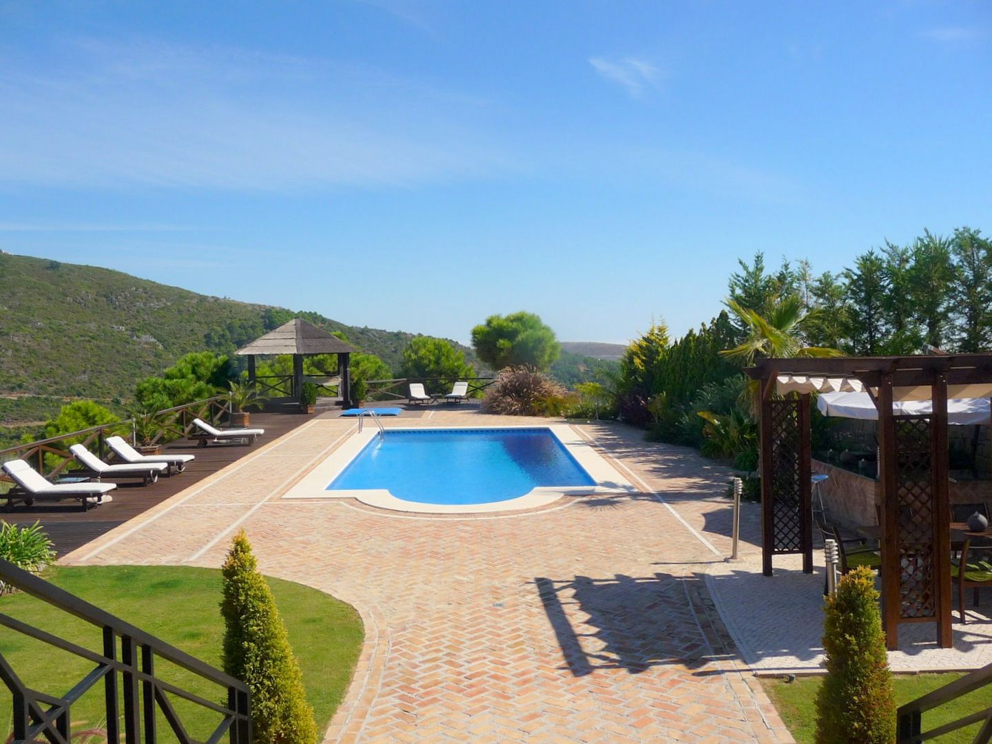 DM Properties holds an Open House for a beautiful contemporary property in Montemayor