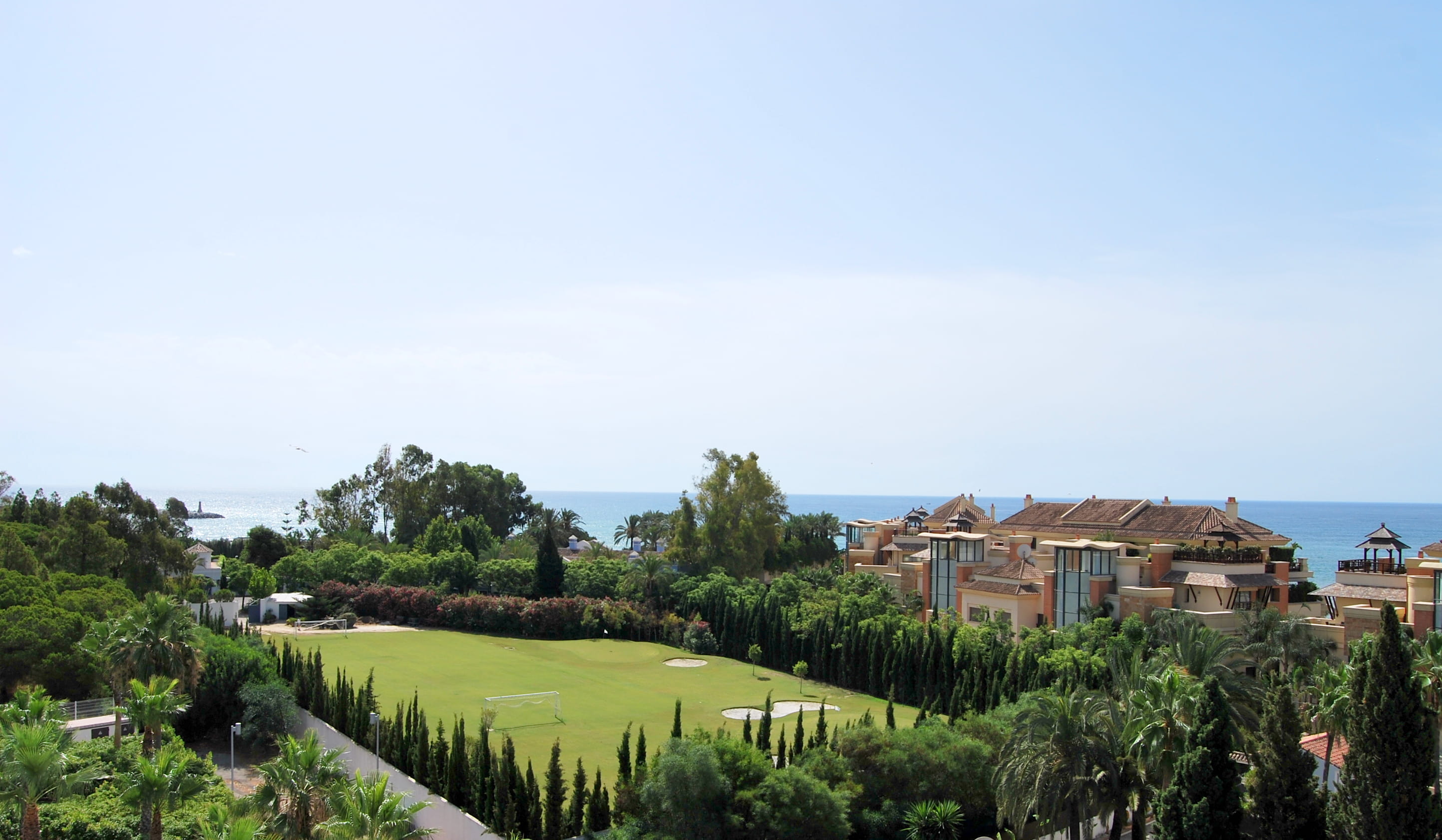 El Embrujo – bordering beach and Puerto Banús