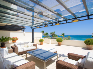 Luxurious duplex apartment in sought-after front line beach complex within Marbella’s Golden Mile Price: 3.750.000€. Ref: DM1489-52