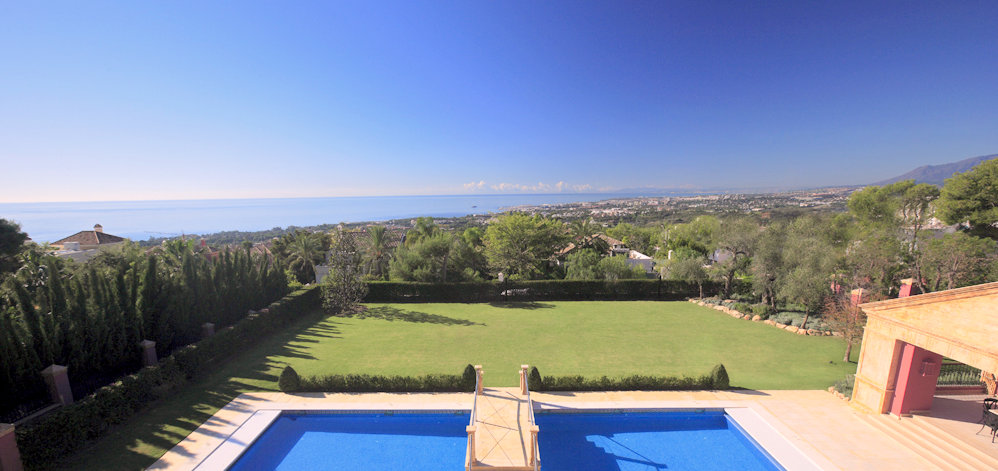 Piscina y vistas sobre Marbella