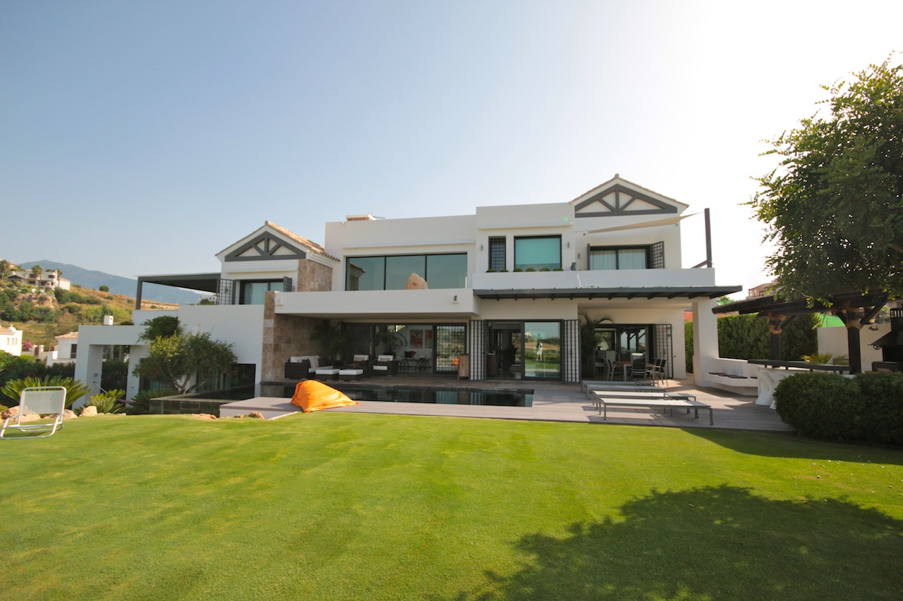 Villa Moderna en Primera Línea de Golf en Benahavis