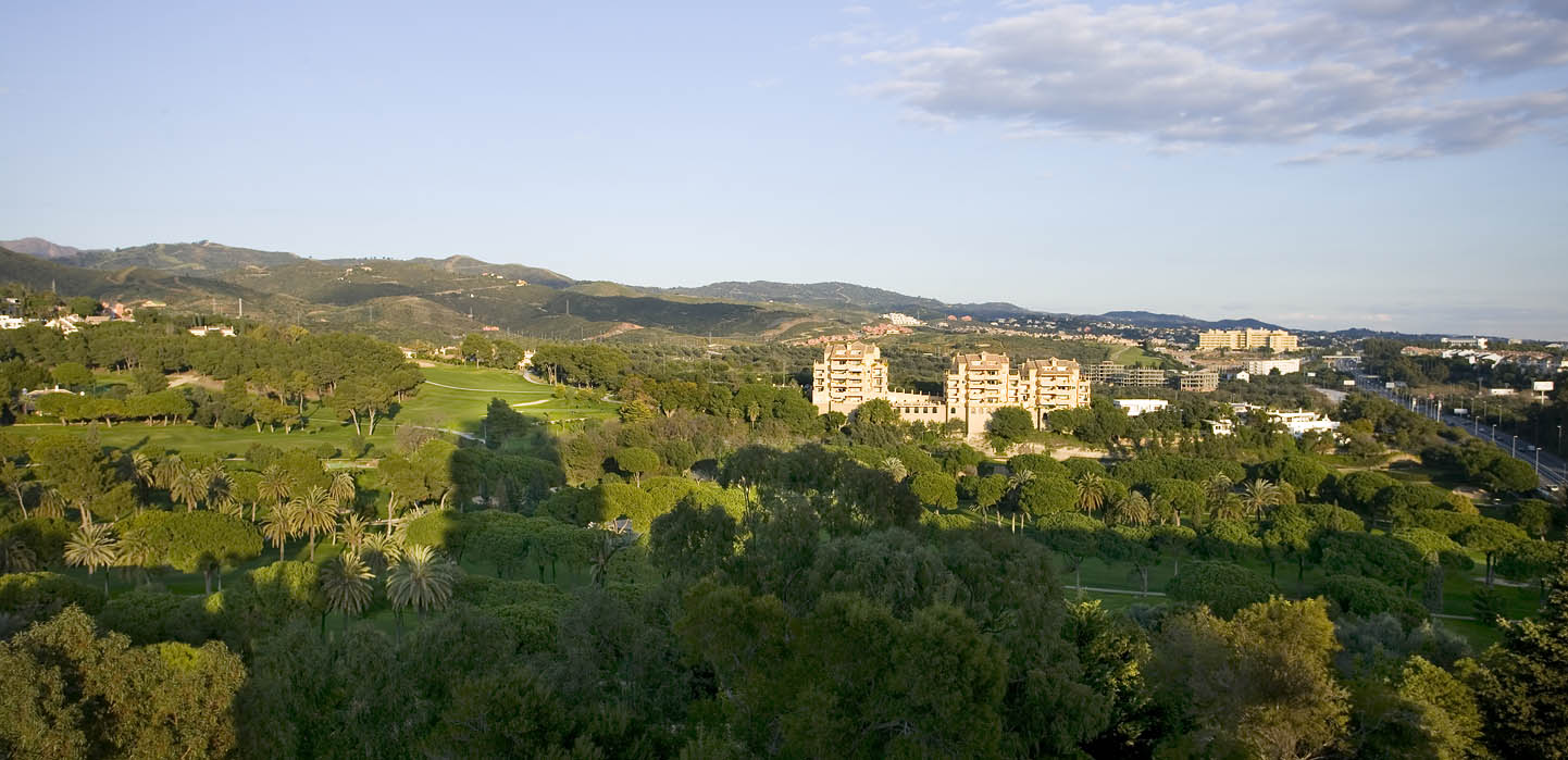 Los Monteros: Golf, Mar, Sol y Vistas a la Montaña