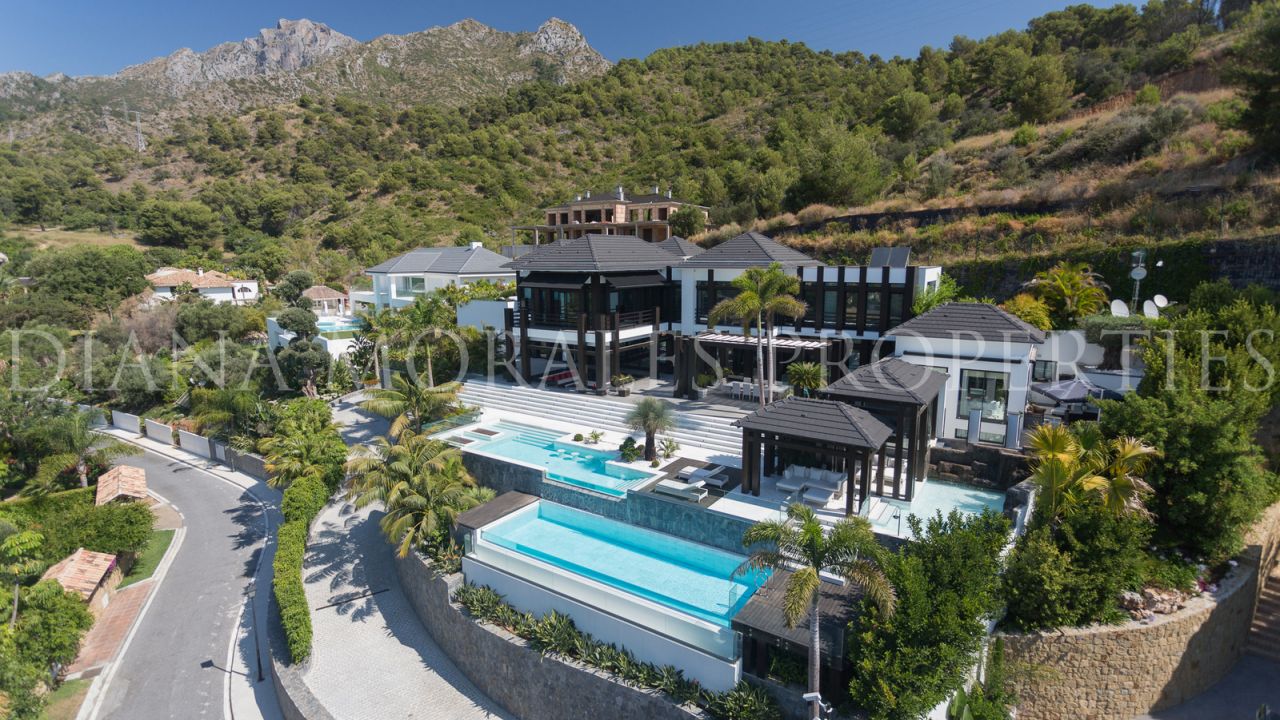 Stunning Contemporary Jewel in Cascada de Camojan
