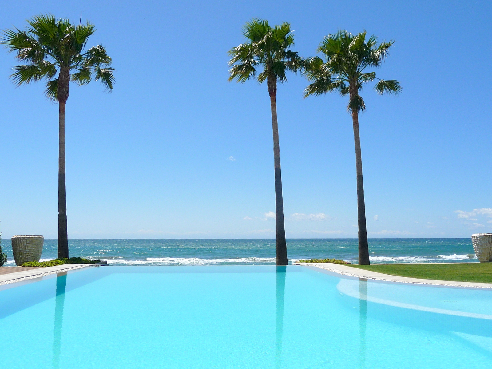 Vista a las playas de Marbella desde una piscina