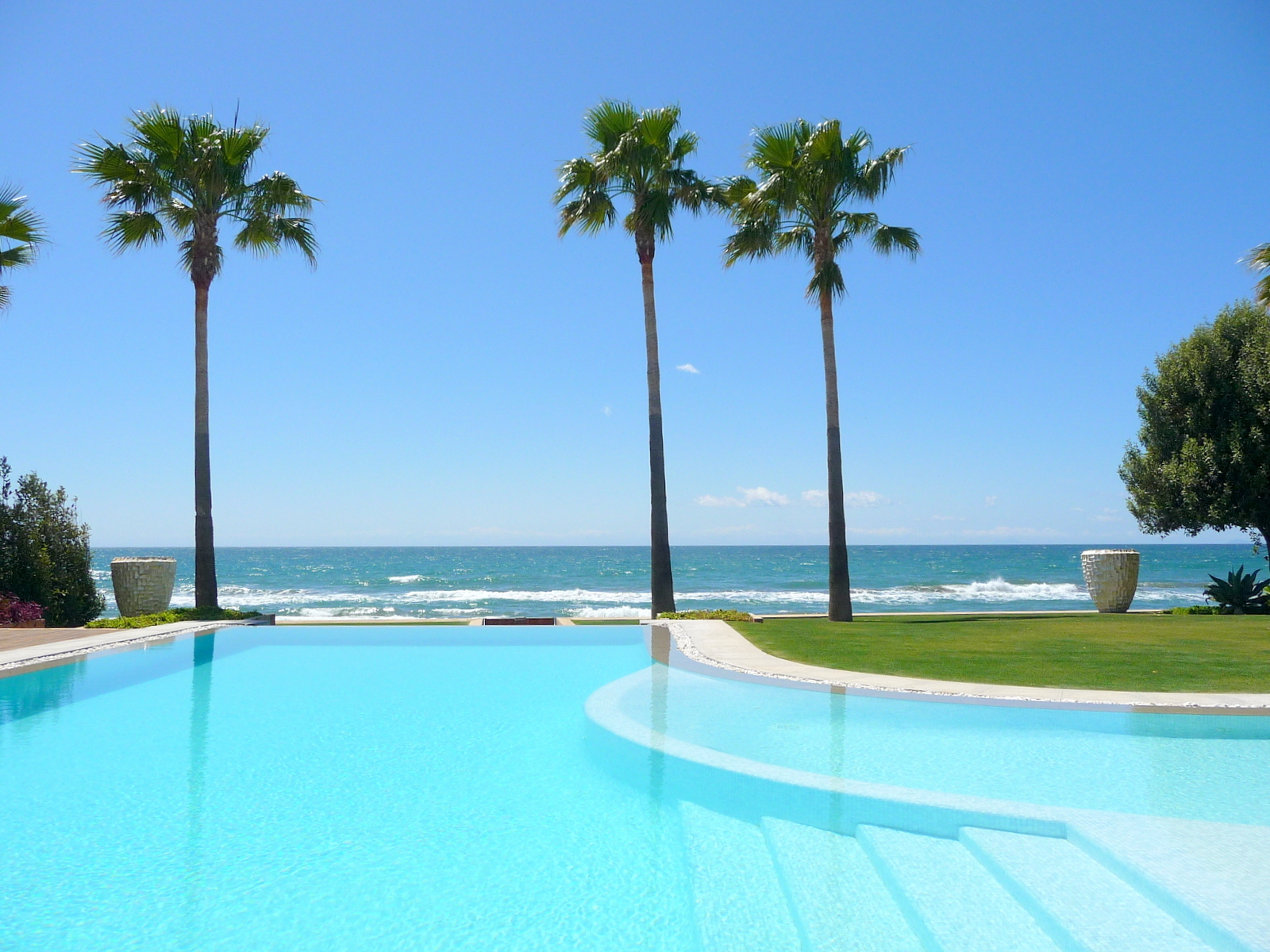 Propiedades en primera linea de playa a la venta en Marbella
