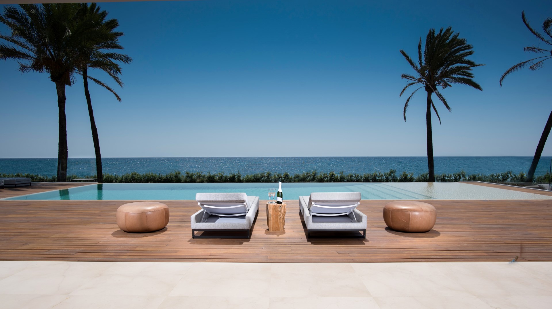 Excepcional villa en primera línea de playa cerca de Nueva Milla de Oro.