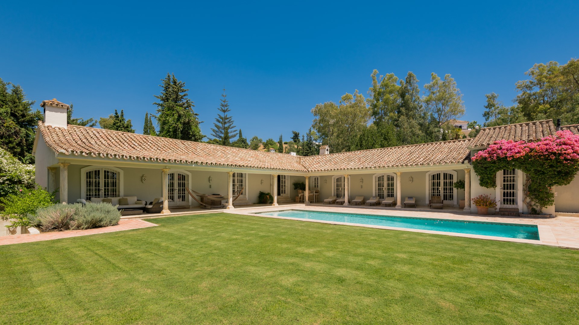 Charming family villa for sale in Marbella close to the beach and Puerto Banus